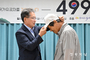 군위군 노인복지관, 광복 80주년 기념 국가유공자 기념 모자 전달식 개최