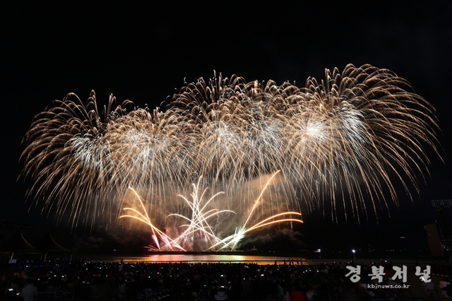 포항 영일대 밤하늘 수놓은 ‘APEC 성공 기원 불꽃&드론쇼’ 8만 명 운집