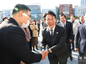 김민석 국무총리, 경주시청 방문… “APEC 성공 주역들에 감사” 직원 격려