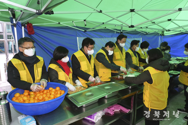 안동시의회, 자원봉사활동 실시 연말맞이 안동시 자원봉사센터에서 배식 봉사